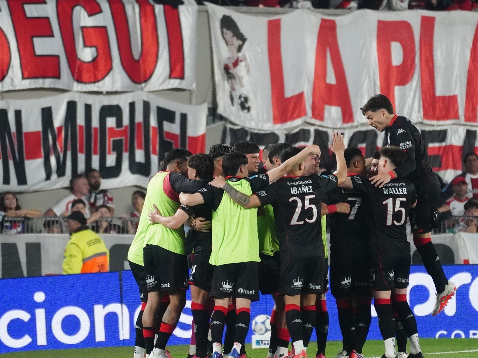 Video: una floja respuesta de Beltrán y la agachada de Martínez Quarta en el gol de Huracán :: Olé