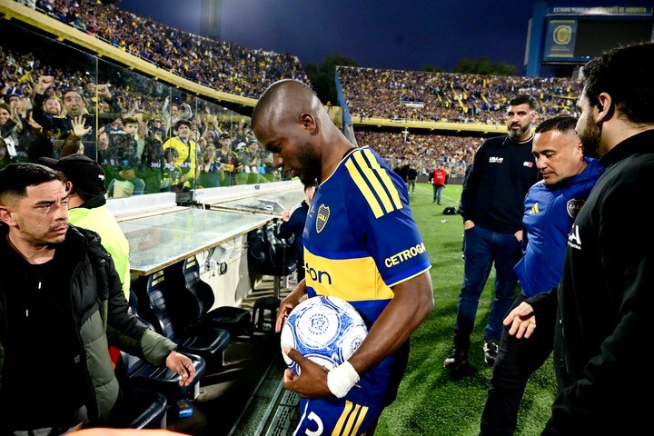 Valencia con la pelota del hat-trick (Foto: Sebastián Granata).
