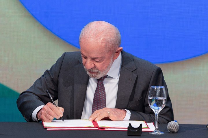 Lula al firmar el decreto.