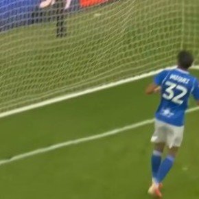 ¡Con el arco vacío! El insólito gol que se perdió un ex Boca en Inglaterra