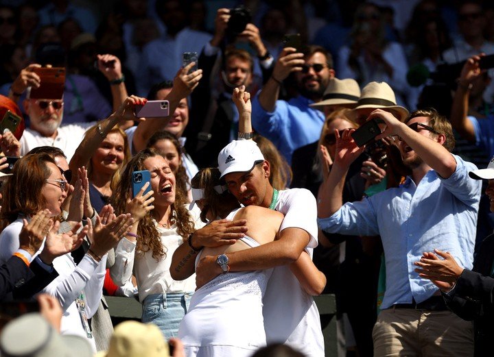 Rybakina y Vukov tras ganar Wimbledon, en 2022. Foto: REUTERS/Hannah Mckay