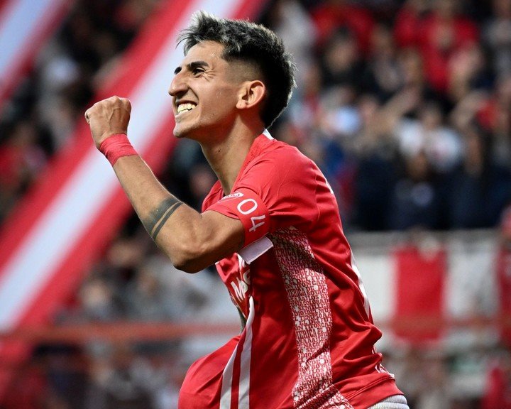 Alan Lescano, figura ante Aldosivi. Se fue ovacionado por los hinchas en la Paternal (@AAAJoficial).
