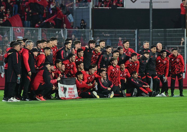 ROSARIO.El ritual leproso cumple 30 años: Newell’s ya transita su tradicional banderazo previo al clásico
Este jueves a la tarde en el estadio del Parque Independencia las puertas se abrieron 17. plantel salió campo de juego poco después 18.30 y recibió cariño los miles hinchas que coparon tribuna Lionel Messi.foto Sebastian Granata - FTP CLARIN IMG_20260903_193116.jpg Z Invitado