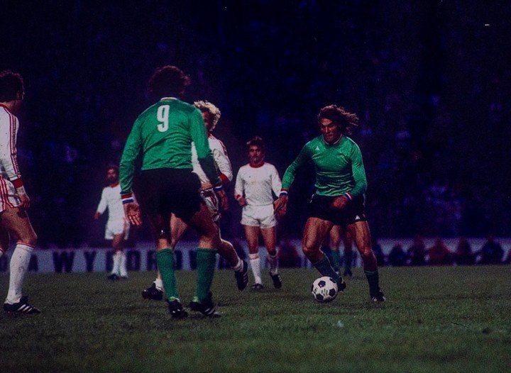 Melena al viento, llevando la pelota en la final de la Copa de campeones de Europa contra el Bayern Munich.