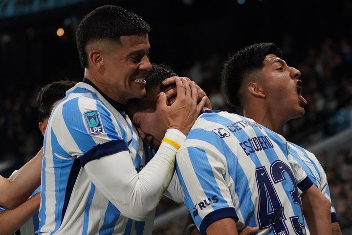 El festejo del 1 a 0 de Racing a Sarmiento, de Escudero (Emmanuel Fernández).