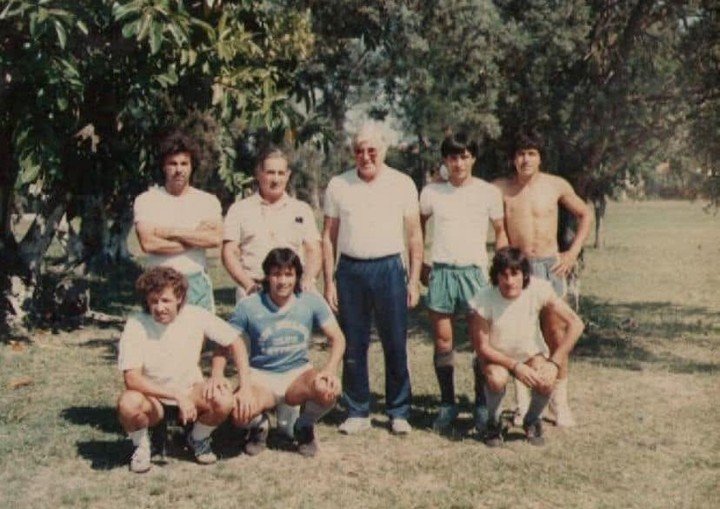 El Viejo Guerra y parte del plantel de Mandiyú en un antiguo entrenamiento.
