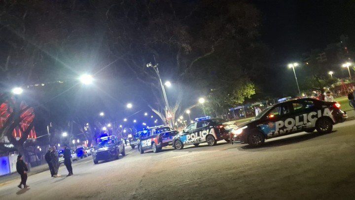 Los móviles policiales en el Coloso Marcelo Bielsa tras los incidentes (Mauro Yazprizza)