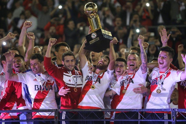 Ponzio levanta la Recopa 2016 en el Monumental. El antecedente incluye esa final (EFE/David Fernández).