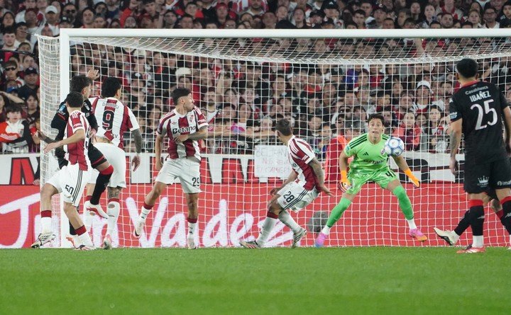 La agachada de MQ en el gol de Huracán (Foto: Marcelo Carroll).