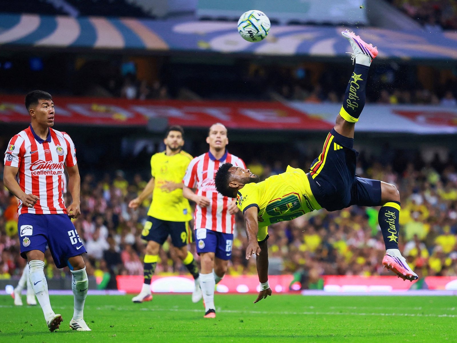 el espectacular gol de chilena del Colibrí Borja que amargó a Gabriel Milito en el clásico América contra Chivas en México
