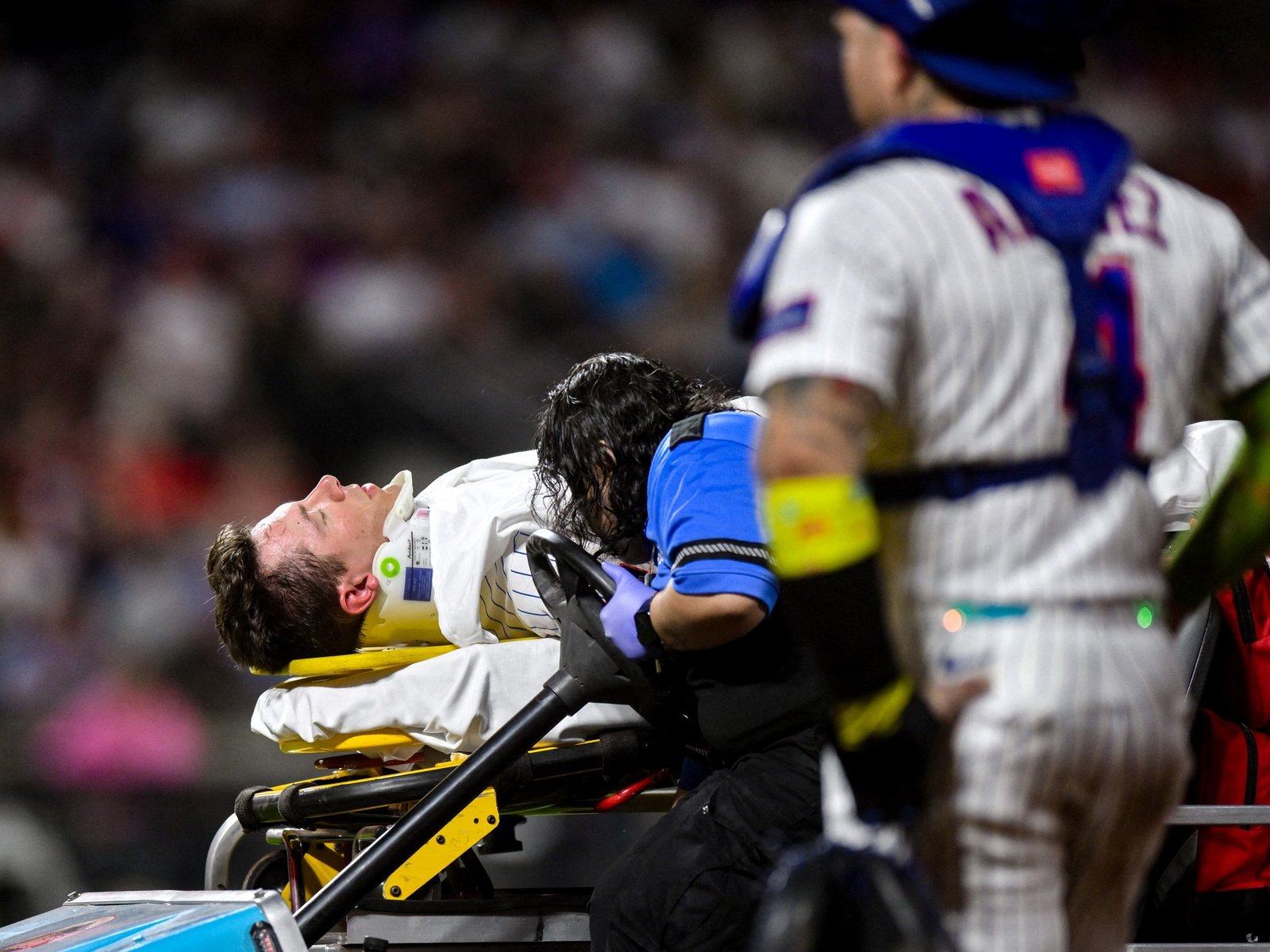 el momento en que Jared Young, de los Mets, recibe un rodillazo en la cabeza de su propio compañero y sale en camilla ante los Phillies