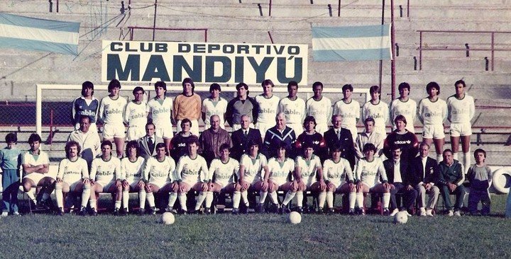 El plantel de Mandiyú que consiguió el título del Nacional B en la temporada 87-88.