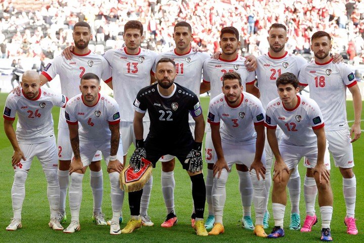 Elías, con el 18 (parado, a la derecha), en un partido como titular en la selección de Siria en 2023 (AFP / archivo).