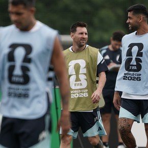 Cuti Romero y la despedida de Lionel Messi: de destacarlo como persona a pedir el Balón de Oro para él