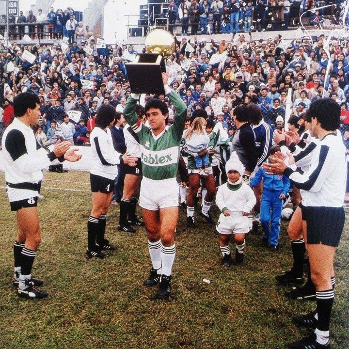 El pasillo de Cipolletti al Mandiyú campeón del Nacional B 87-88.