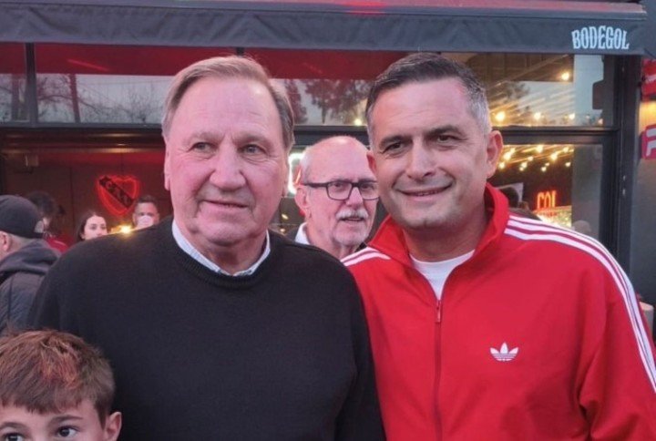 Luciano Nakis, con Enzo Trossero. (Foto: @listarojacai)