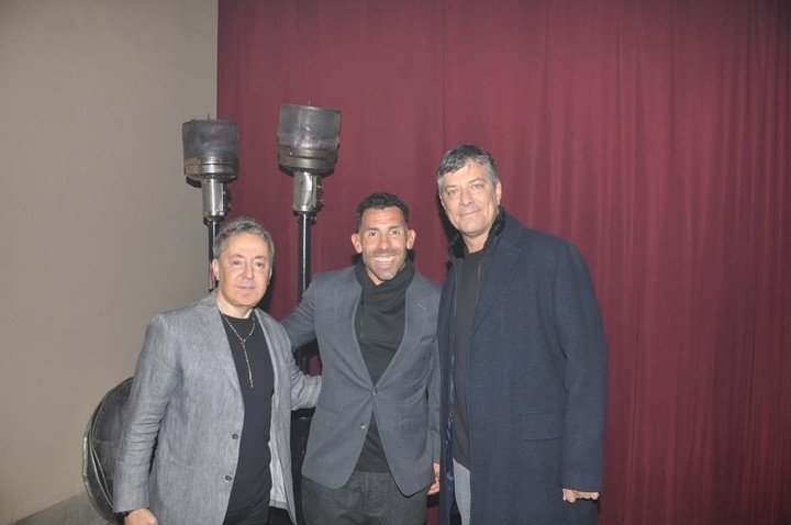 Carlos Tevez junto a Mario Pergolini y Horacio Paolini, ex dirigentes de Boca. Participarán en los comicios del año próximo.