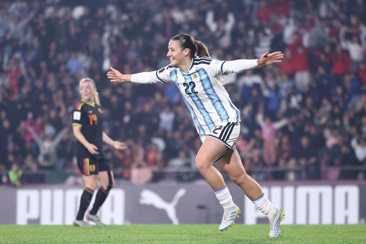 Mercedes celebra el golazo ante Perú en el estadio Ciudad de Lanús. Foto: EFE