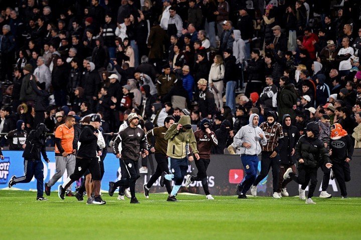 Los hinchas invadieron la cancha ante Fluminense.