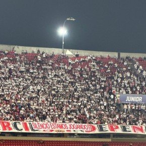 El efecto post Boca en San Pablo: 15 minutos sin cantar, estadio semi vacío y la sarcástica bandera con "silencio, estamos jugando"