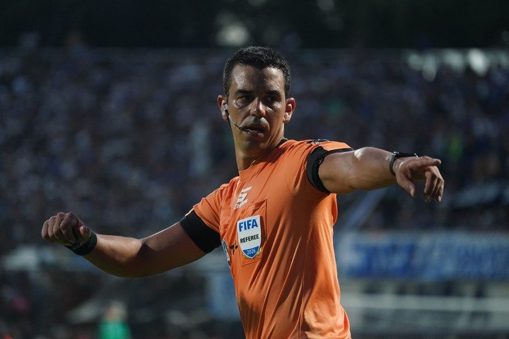 El arbitro Leandro Rey Hilfer (Foto Juano Tesone - Clarín).