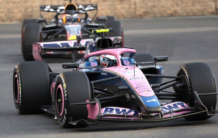 El Alpine de Franco Colapinto perseguido por Max Verstappen (EFE).