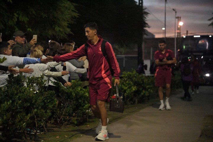 La llegada de River al Estadio Eva Perón en su última visita.