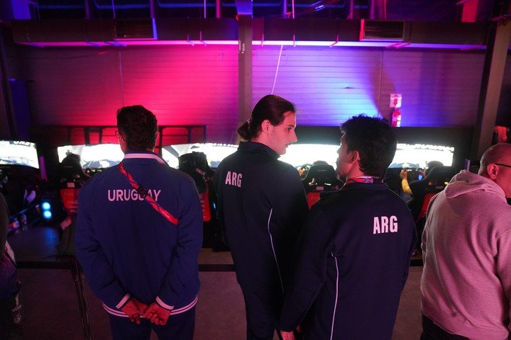 Coleff (en el medio, con la campera argentina) analizando las actuaciones de sus colegas. Foto Juano Tesone / Enviado Especial CLARIN