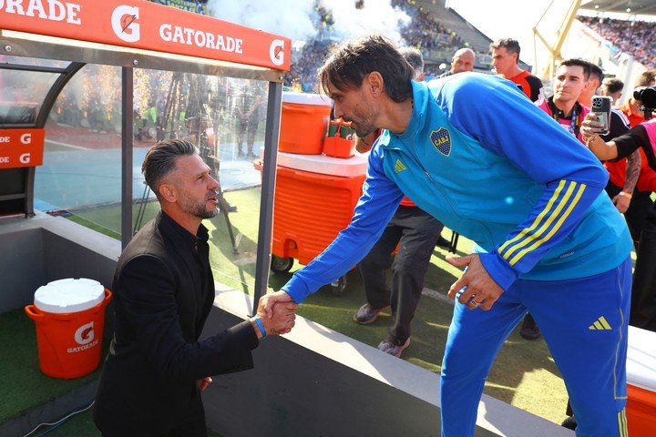 Demichelis y Martínez saludándose previo al River vs Boca - Copa de la Liga 2024 (ALEJANDRO PAGNI / AFP).