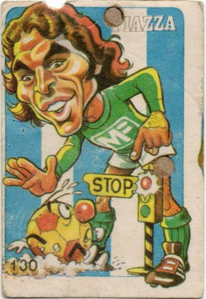 Una figurita de época, con la camiseta verde del Saint Etienne, impidiendo el paso a los delanteros.