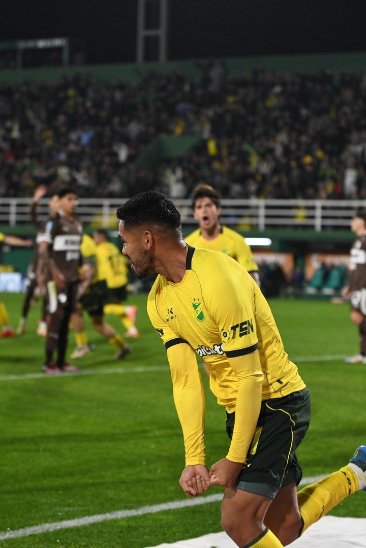 David Martínez festeja su gol para Defensa y Justicia, contra Platense.