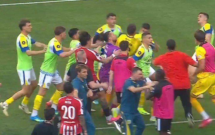La gresca en el campo de juego. (Imagen de TV)