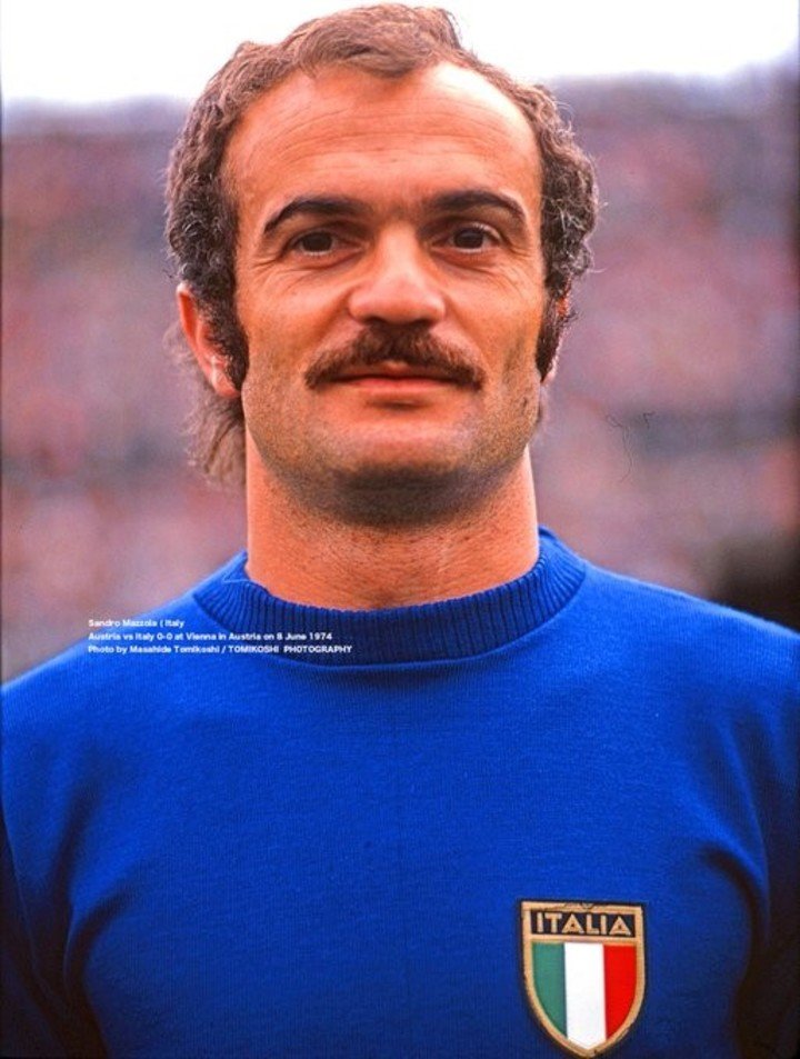 Sandro Mazzola con la Azurra en un partido frente a Austria de 1974.