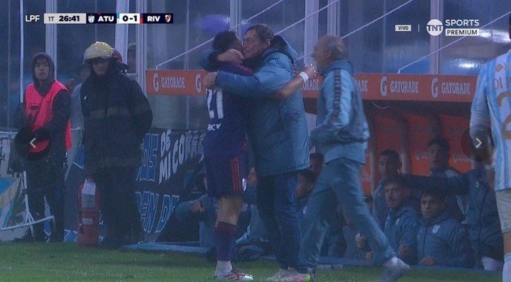 Falcioni y su abrazo con Acuña (Foto: TNT Sports).