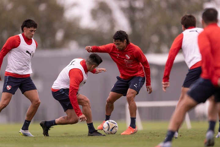 Luciano Cabral conduce la pelota. (Foto: Prensa Independiente)