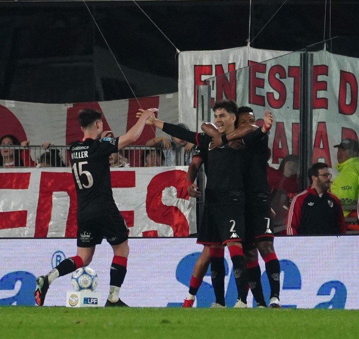 Blondel festejando el 2-1 (Foto: Marcelo Carroll).