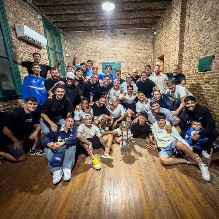 La foto que difundió Rosario Central de los jugadores con el trofeo por ganar la tabla anual.