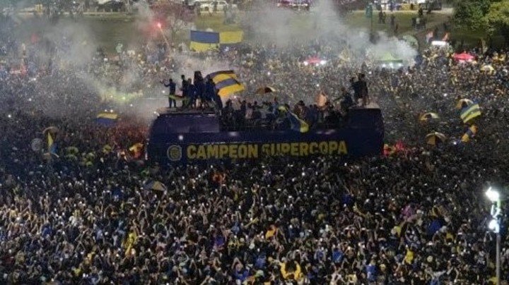 La multitud en el Monumento a la Bandera.