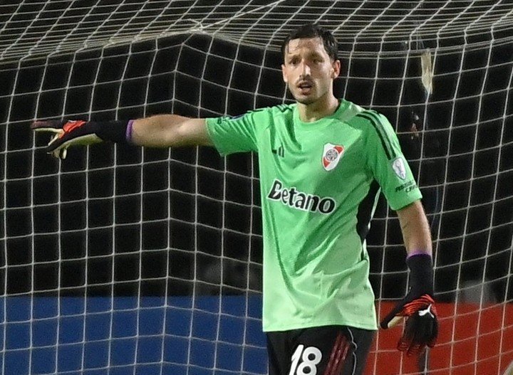 Matías Viña se puso los guantes tras la expulsión de Beltrán (Prensa River).