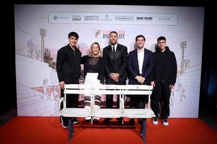 Invitados junto a Nicolás Otamendi, el capitán de River. Foto: Fundación River.