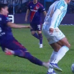 El audio del VAR que salvó a Arambarri de la roja vs. Atlético Tucumán: "Primero juega el balón..."