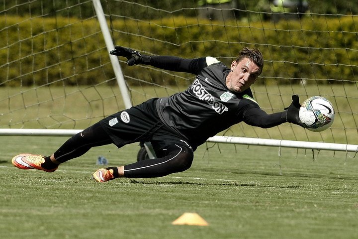 Armani en Atlético Nacional, le regaló sus guantes y botines a Montero.