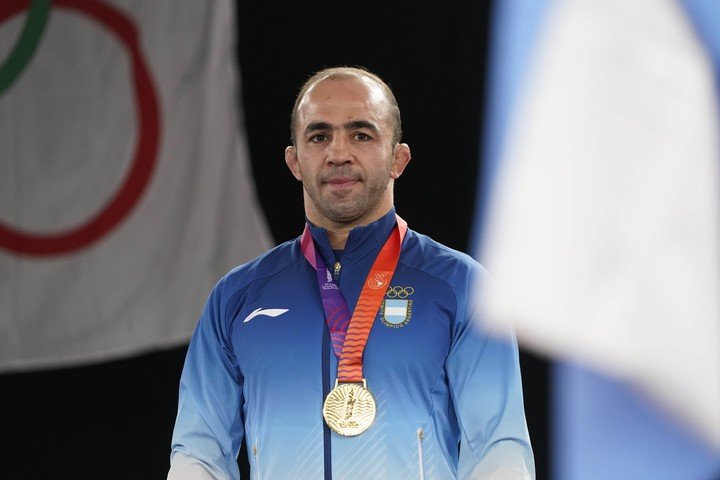 Arsen posa con la medalla dorada, con la satisfacción de seguir compitiendo a sus 40 años. 
Foto: Fernando de la Orden 