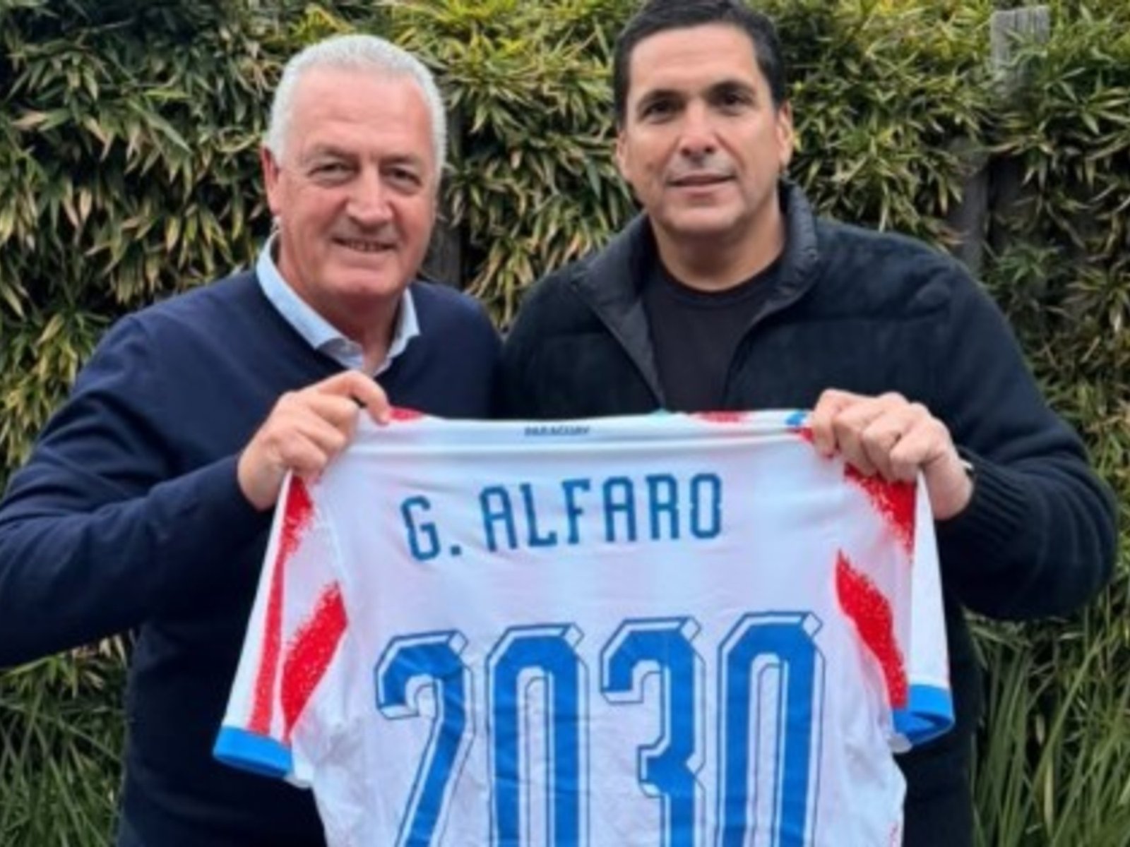 renovó su contrato y dirigirá a la Albirroja hasta el Mundial 2030