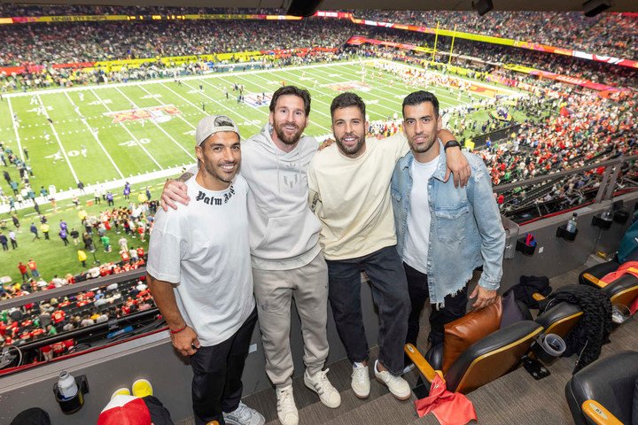 Lionel Messi, presente en el Super Bowl del año pasado con sus compañeros de Inter Miami. Foto: Jeff Lewis / AP.