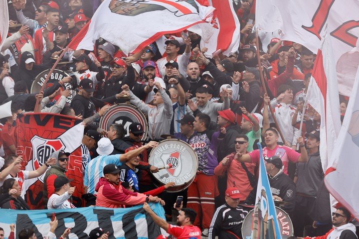 Los hinchas de River en el Kempes ante el Pirata. EFE.