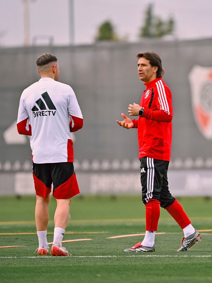 Leo Ponzio, a pura indicación en la práctica. Prensa River.
