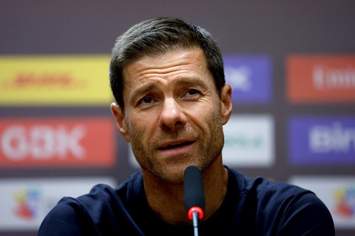 Xabi Alonso le bajó el pulgar a Kendry Páez. EFE.