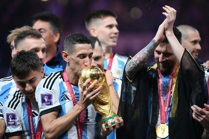 Di María con la Copa del Mundo en Qatar.