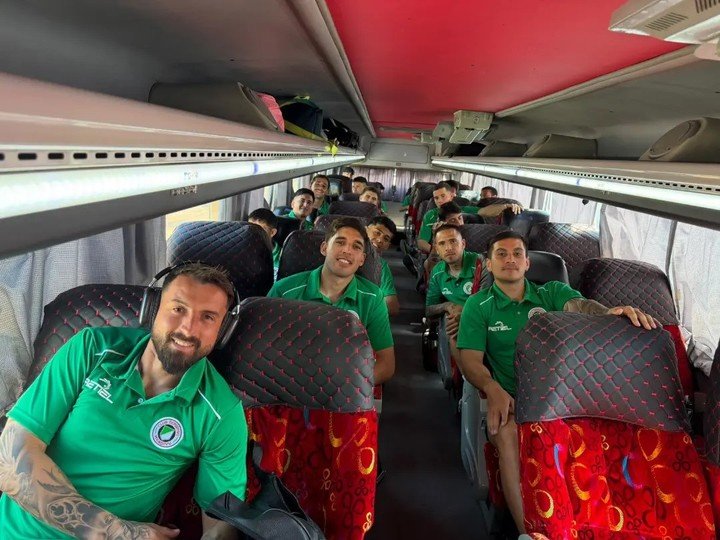 El plantel de Mandiyú yendo a jugar el Regional Amateur de visitante. (Prensa Mandiyú)